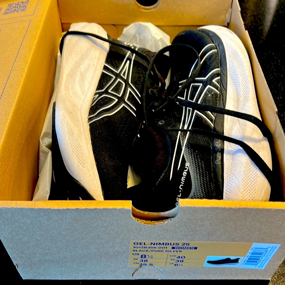 ASICS Gel Nimbus 8.5 40 black and white sneakers